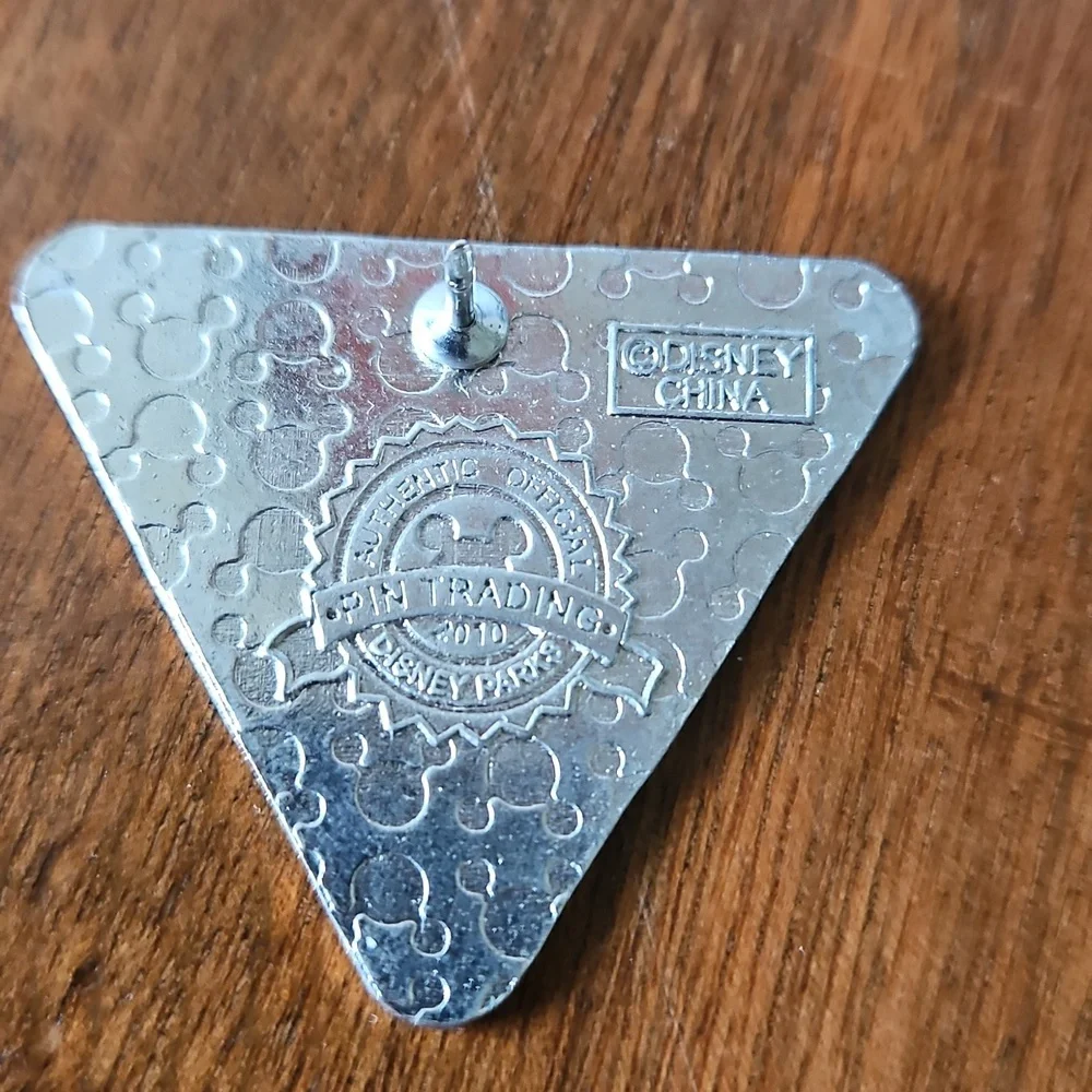 Disney Parks Goofy Yield Pin
